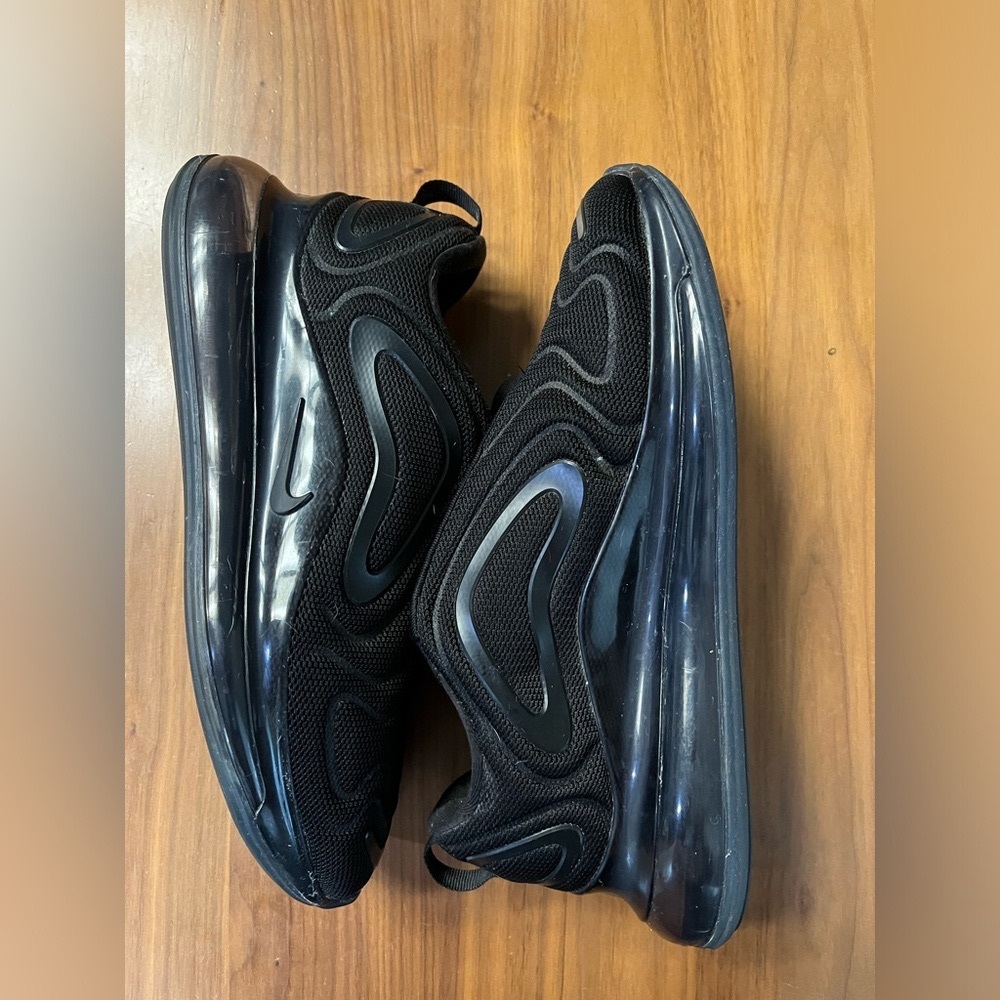 Nike Air Max 720 Triple Black Edition - Gem